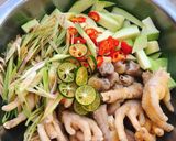 Hình bước làm 4 của món Chân gà sốt thái
