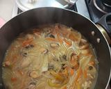 Foto del paso 4 de la receta: Sopa de mariscos congelados