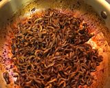 Gambar langkah 3 resipi Jjajangmyeon Instant.