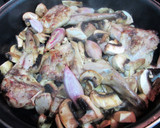 Foto del paso 2 de la receta: Conejo con champiñones y chalota a la cerveza