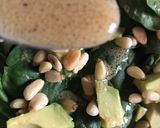 Foto del paso 6 de la receta: Ensalada de espinaca con aguacate y piñones