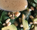 Foto del paso 6 de la receta: Ensalada de espinaca con aguacate y piñones