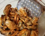 A picture of step 13 of Marinated mussels with spinach, spring onion noodles. 😊.