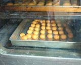 Foto langkah ke 3 dari resep (536) Soes Kering Crunchy isi Coklat.