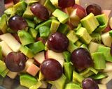 Foto langkah ke 1 dari resep Salad buah saos yogurt.