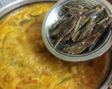 'குழம்பு கூட்டி' செய்த கருவாட்டு குழம்பு(karuvattu kulambu recipe in tamil) ரெசிபி ஸ்டேப் 5 புகைப்படம்