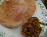 A picture of step 3 of Petha bhaji with poori.
