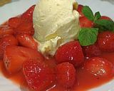 Foto del paso 5 de la receta Fresas flambeadas al ron con helado de vainilla