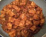 Foto del passaggio 4 della ricetta Pollo alle mandorle con salsa di soia e funghi