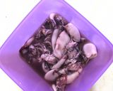 Foto langkah ke 1 dari resep Oseng Cumi Daun Jeruk.