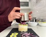Foto del paso 7 de la receta: Causa limeña de pollo (Saona)