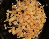 Foto del paso 1 de la receta: Espagueti con crema de queso, cebolla y nueces