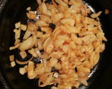 Foto del paso 1 de la receta: Espagueti con crema de queso, cebolla y nueces