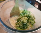 Foto del paso 5 de la receta Tortilla de hojas tiernas de cebolleta