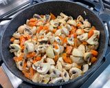 Une image de l'étape 22 de Poulet mariné aux carottes, champignons, épices et coriandre.