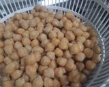 Foto del paso 1 de la receta: Ensalada de garbanzos con atún y huevo duro 🥗