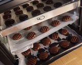 Foto langkah ke 5 dari resep Cookies coklat simpel (tanpa mixer, tanpa cetakan).