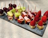 Foto del paso 5 de la receta: 🍓🍑🍈🍒Pinchos de fruta, queso y fiambres🍒🍈🍑🍓