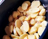 Une image de l'étape 2 de Pommes de terre en cocotte et saucisses fumées 😋.