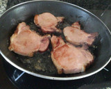 Foto del paso 1 de la receta: Chuletas ahumadas de cerdo en salsa roja
