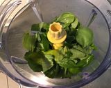 Une image de l'étape 3 de Pesto d ail d ours et basilic aux pignons de pin et parmesan.