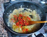 Foto del paso 2 de la receta: Pechugas de pollo en salsa de pimientos varios y ras el hanout