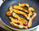 รูปขั้นตอนการทำที่ 2 ของ สลัดโรลไส้ไก่ + ซอสน้ำผึ้งมัสตาร์ด