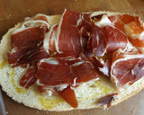 Foto del paso 3 de la receta: Bruschettas de jamón y de salmón ahumado
