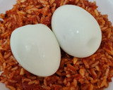 Foto del paso 5 de la receta: Arroz "rojo" con huevos duros 🥚 🍅 Arroz con tomate frito y huevos cocidos 🍚 🐔B. B. B. y pascualino 🥚