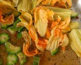 Foto del passaggio 2 della ricetta Rotelle con fior di zucchine