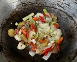 Foto langkah ke 3 dari resep Tumis Cumi Tauge Jamur.