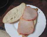 Foto del paso 4 de la receta: Bocadillo de lomo adobado con pimiento del piquillo, tortilla y queso