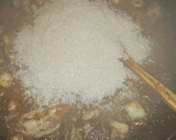 Foto del paso 4 de la receta: Arroz con conejo, sepia, langostinos, calabacín y espinacas