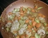 Foto del paso 4 de la receta: Tallarines con salsa de verduras, gambas y soja