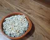 Foto del paso 5 de la receta: Revuelto de gulas, piñones y huevo