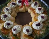 A picture of step 8 of Paneer puff pastry xmas wreath.