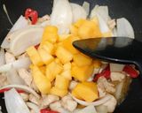 A picture of step 5 of Mango chicken.