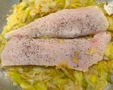 Foto del paso 4 de la receta: Filetes de merluza en salsa de puerros