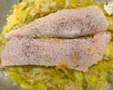 Foto del paso 4 de la receta: Filetes de merluza en salsa de puerros
