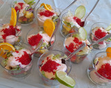 Foto del paso 2 de la receta: Ensalada de fruta y gambas