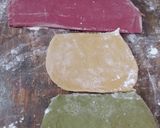 Foto del paso 2 de la receta: Sorrentinos tricolor de morrón, albahaca y huevo