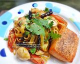รูปขั้นตอนการทำที่ 3 ของ เฟตตูชินีผัดต้มยำกับแซลม่อนทอด