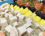 Foto del paso 2 de la receta: Ensalada de quinoa con gambas, tomate, pavo y piña