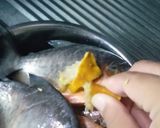 Foto langkah ke 1 dari resep Sayur ikan bawal nyomok kuning cabe ijo (ikan bawal di kuningin).