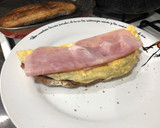 Foto del paso 4 de la receta: Tostada de tortilla y jamón york, aguacate y canónigos