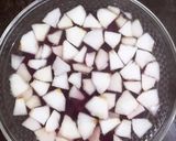 Foto langkah ke 4 dari resep Puding Coklat Buah Naga dan Pear.