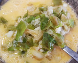 Foto del paso 2 de la receta: Tortilla de bacalao y mini cebolletas tiernas