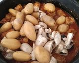 Foto del paso 7 de la receta Cazuela de costillas, butifarras, champiñones y patatas
