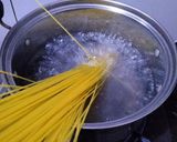 Foto langkah ke 1 dari resep Tomato Garlic Pasta.