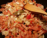 Foto del paso 9 de la receta: Ventrescas de bonito, en salsa de cebollas rojas tomates verdes